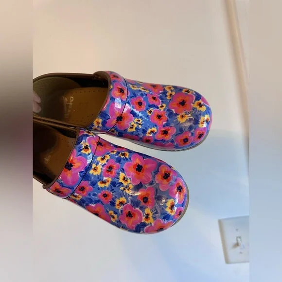 Dansko Floral Women's patent leather clogs - NWOT - Picture 3 of 5